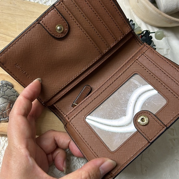 🖤NWOT💕MK snap closure tan leather wallet - Picture 7 of 16